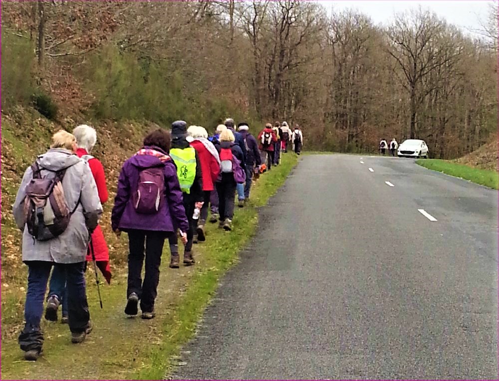 Sur la route, en groupe, marcher à droite ou à gauche ? » Randonnée  pédestre en Aveyron